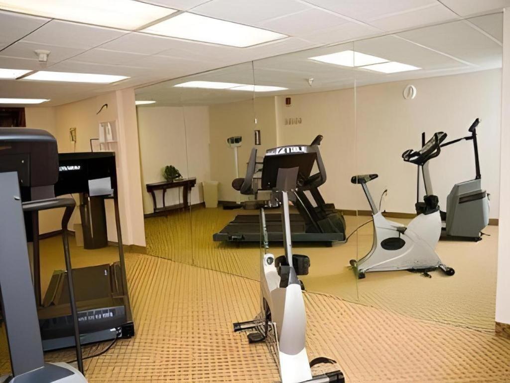 Garden Plaza Hotel Saddle Brook Eksteriør bilde