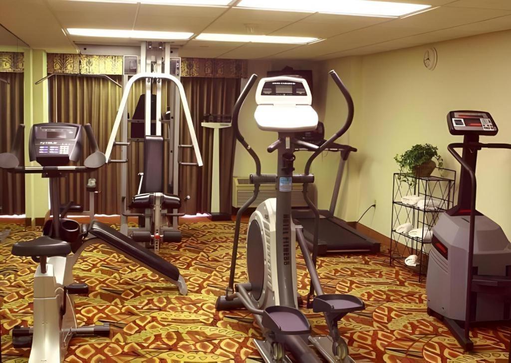 Garden Plaza Hotel Saddle Brook Eksteriør bilde